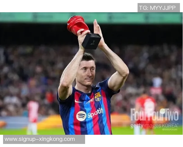 莱万领衔球队新征程展现无与伦比的进攻实力与团队合作精神 莱万领衔球队新征程展现无与伦比的进攻实力与团队合作精神